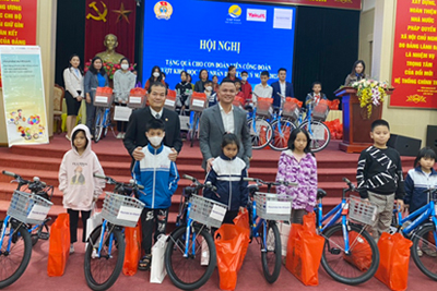 GẠO VIAN KẾT HỢP CÙNG CÔNG ĐOÀN HUYỆN HOÀI ĐỨC TRAO QUÀ CHO 22 EM NHỎ LÀ CON CÔNG ĐOÀN VIÊN VƯỢT KHÓ HỌC TỐT NHÂN DỊP XUÂN QUÝ MÃO 2023.
